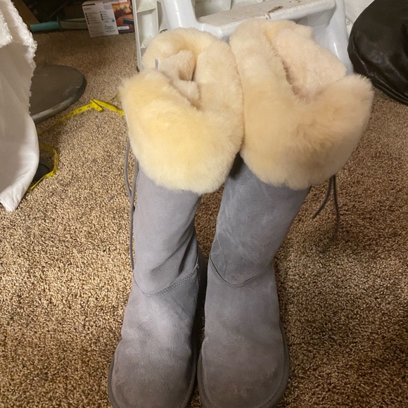 UGG gray fur in the inside Tall Uggs size 8 - Picture 13 of 13